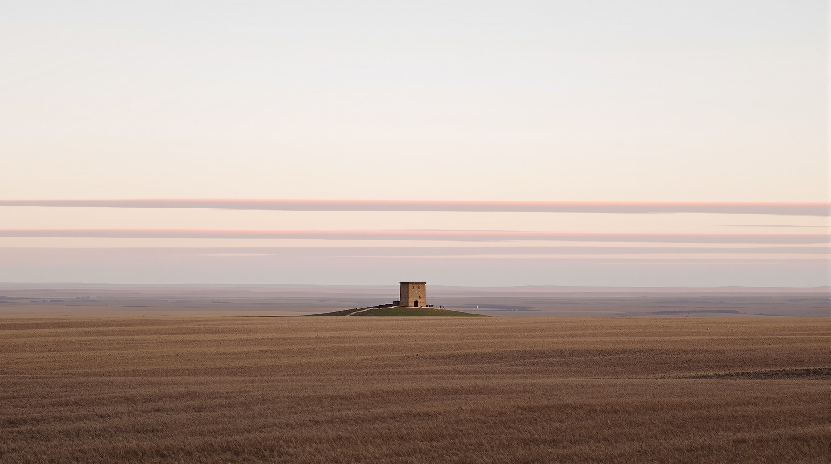 Atalaya de piedra sobre la llanura al atardecer